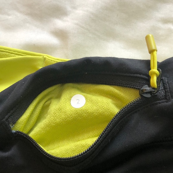 Light green and black cropped Lululemon size 2 - Picture 4 of 4